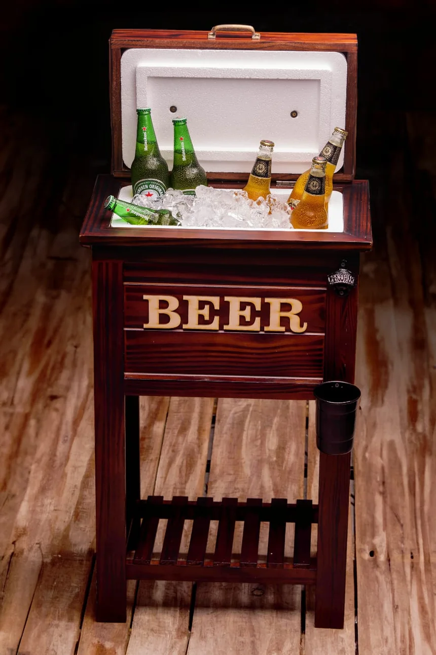 Conservadora de madera con la palabra BEER al frente, hecha por DPINOS