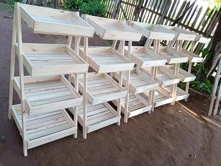 Exhibidores de madera para comercio, hechos a medida