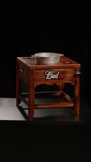 Mesa cervecera de madera con marca grabada y balde al medio