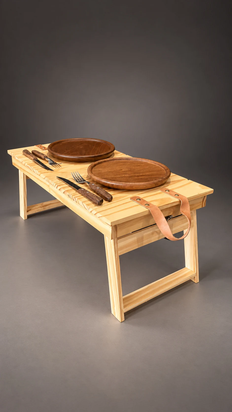 Mesa-Maletín Nómada armada con los dos platos de madera y los cubiertos puestos