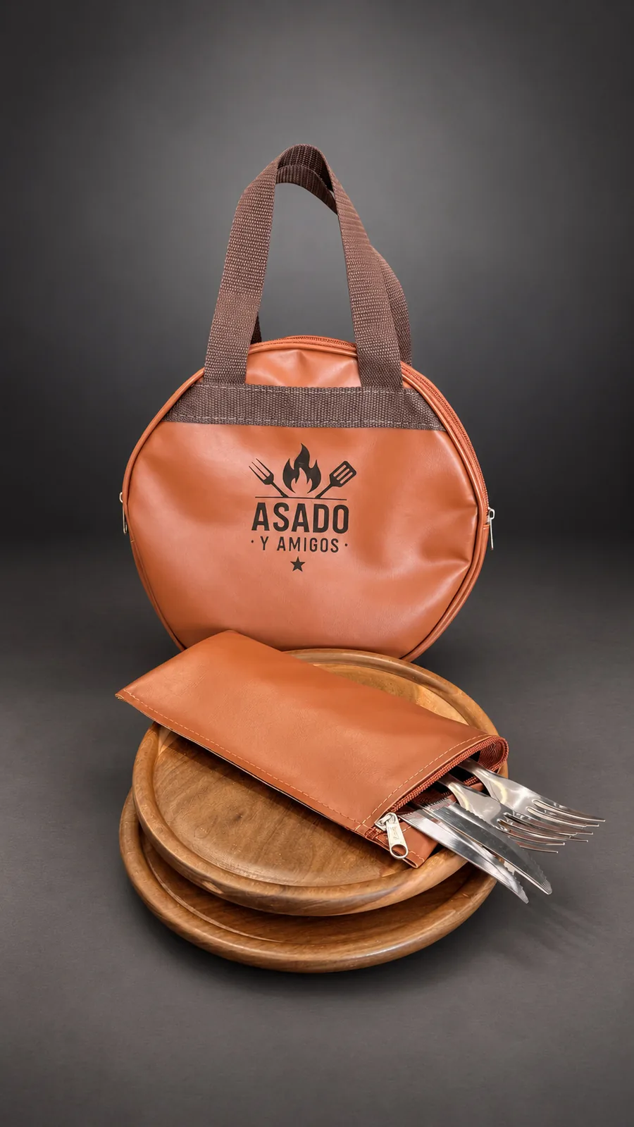 Kit Apuá con la mochila de cuero ecológico, el estuche portacubiertos y los platos de lapacho