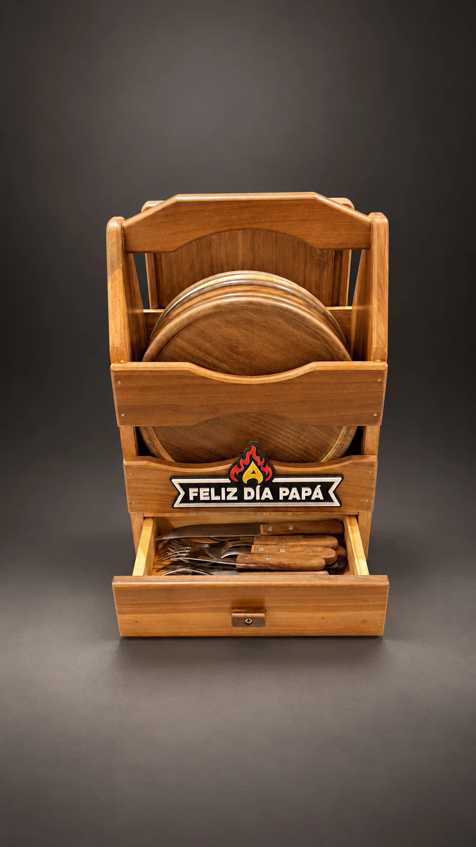 Estación Parrillera de lapacho con el cajón de cubiertos abierto y el grabado Feliz Día Papá al frente