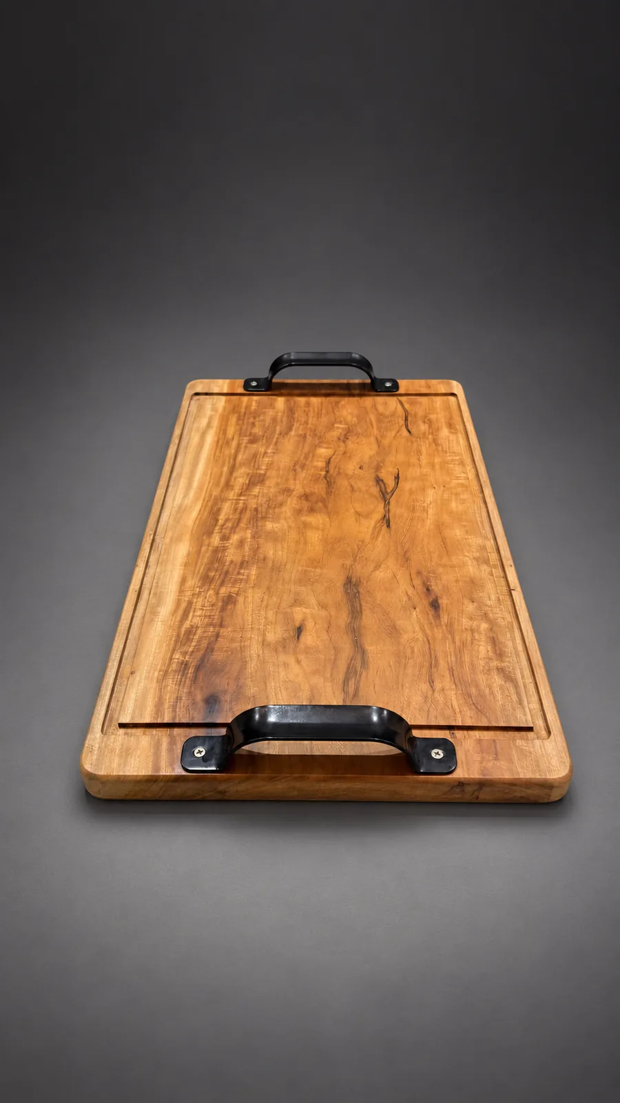 La tabla de 50 × 30 cm vista desde arriba, con la canaleta perimetral y la veta del lapacho
