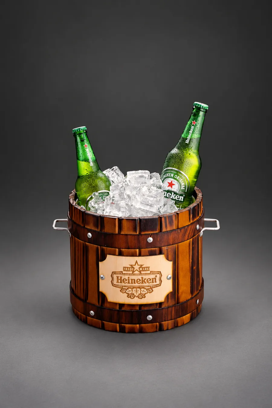 Champañera Rústica cargada de hielo y cervezas, con la placa grabada Heineken