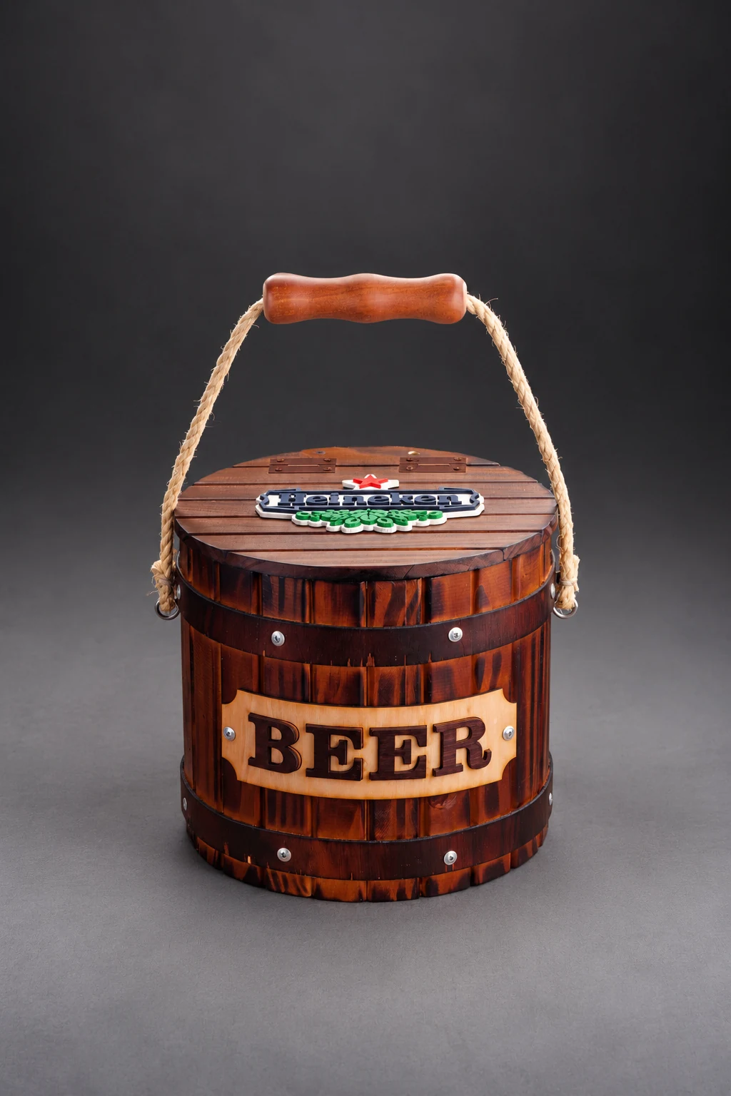 Champañera Rústica con Tapa cerrada, con el logo de Heineken en 3D sobre la tapa y la placa BEER