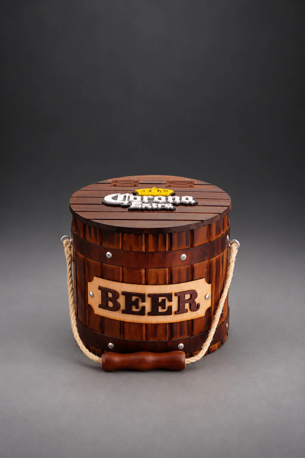 Champañera Rústica con Tapa cerrada, con el logo de Corona Extra en 3D sobre la tapa y la placa BEER