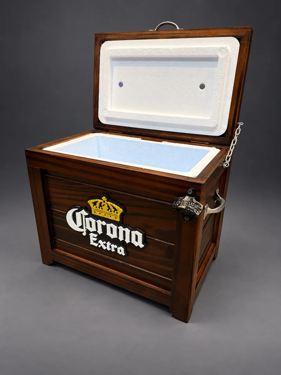 Conservadora Rústica abierta, vista de tres cuartos, con el logo de Corona Extra, la manija metálica y el abridor