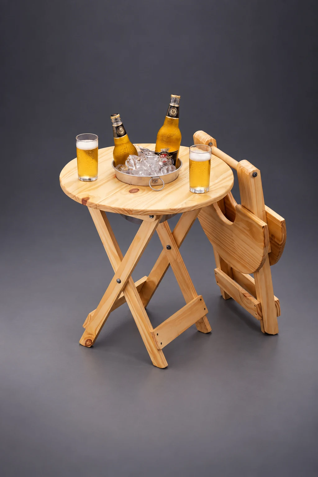 Mesita Plegable redonda de pino con la champañera cargada de hielo y cervezas, con otra mesita plegada al lado