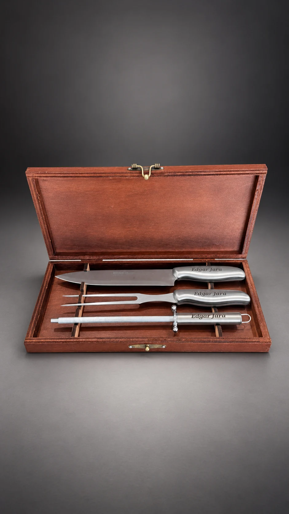 Estuche Mando Inox abierto, con el cuchillo, el tenedor y la chaira de acero inoxidable
