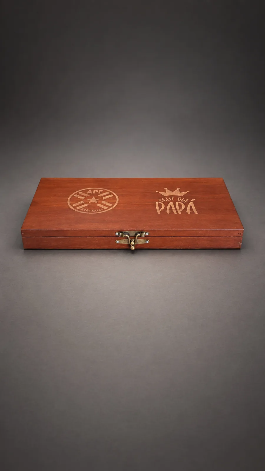Estuche Mando Inox cerrado, con el grabado Casa de Papá en la tapa