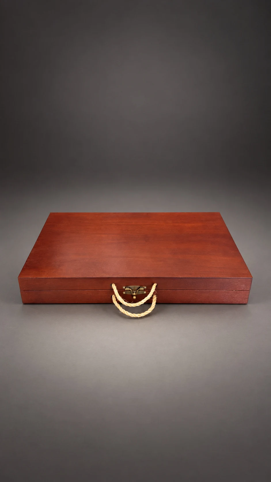 La caja de transporte de la Tabla Imperial cerrada, con la manija de bronce
