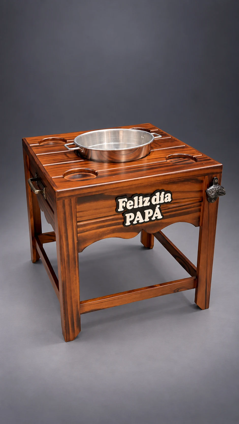 Mesa con Porta Champañera de frente, con la champañera de acero en el centro de la tapa, los portavasos, la manija y el abridor
