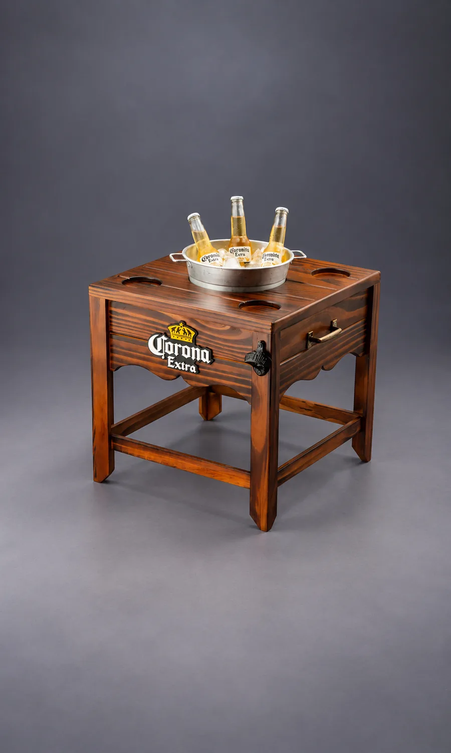Mesa con Porta Champañera con el logo de Corona Extra en el frente y las botellas en la champañera