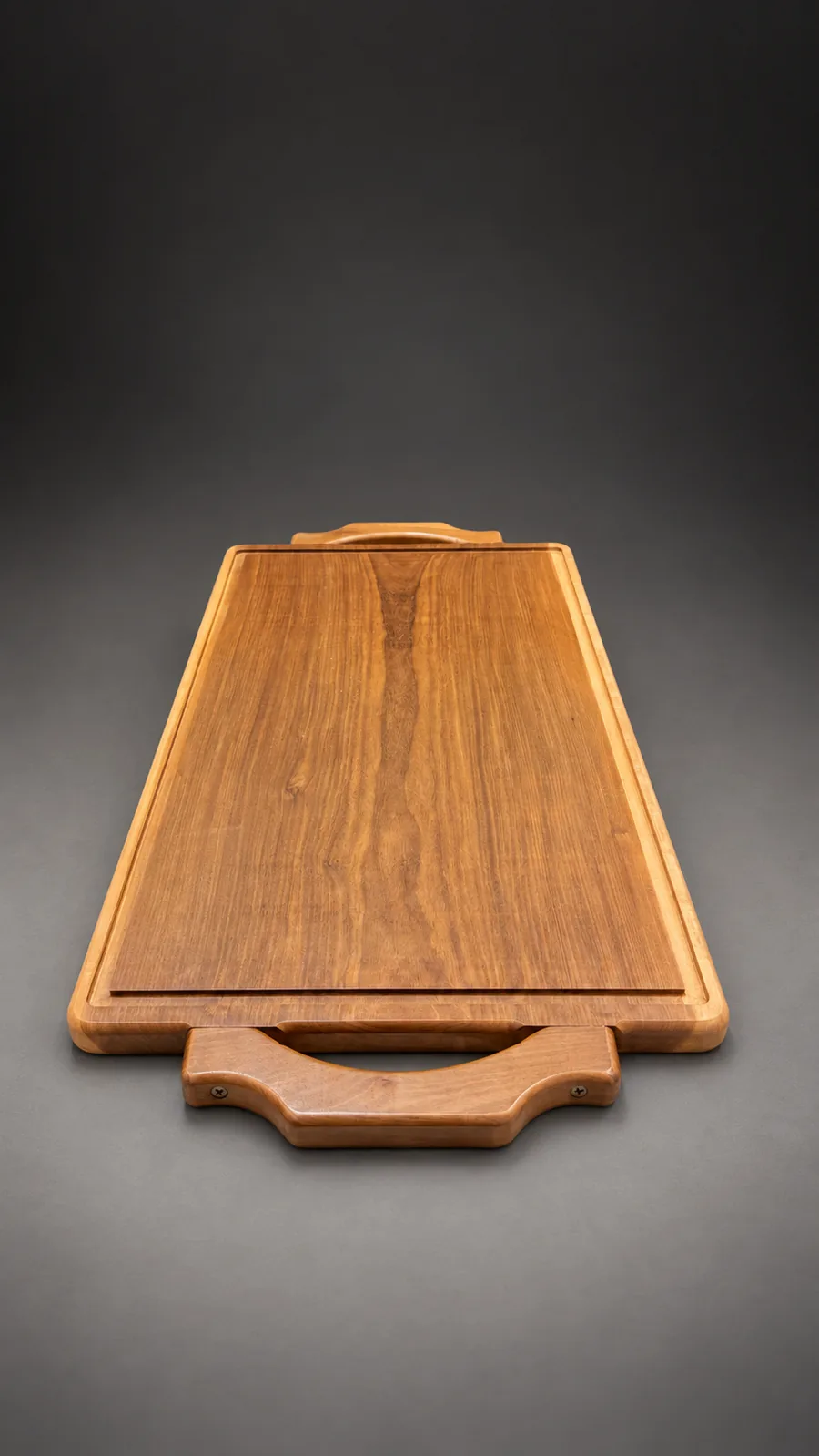 La tabla de 70 × 40 cm vista desde arriba, con la canaleta y las manijas de madera