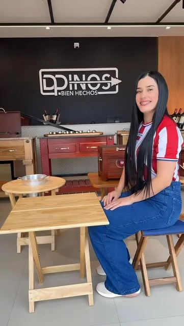 Salón de DPINOS en Caaguazú con el cartel de la marca y las conservadoras en exhibición